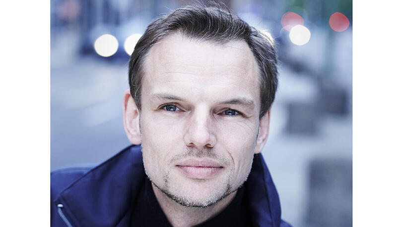 Peter Lund stammt aus Flensburg. Er war von 1996 bis 2004 Leitungsmitglied der Neuköllner Oper, ist Professor am Studiengang Musical/ Show der UdK Berlin, schreibt Texte für Musicals und inszeniert Opern und Operetten. Peter Lund stammt aus Flensburg. Er war von 1996 bis 2004 Leitungsmitglied der Neuköllner Oper, ist Professor am Studiengang Musical/ Show der UdK Berlin, schreibt Texte für Musicals und inszeniert Opern und Operetten.
