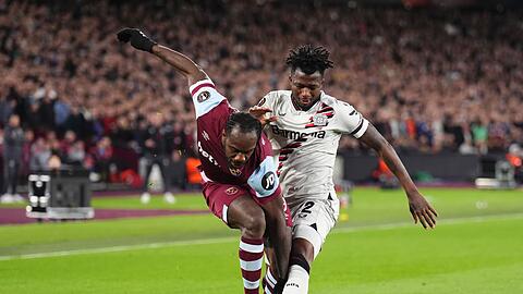 Torschütze und ständiger Unruheherd: West Hams Michail Antonio (l) im Zweikampf mit Leverkusens Edmond Tapsoba.