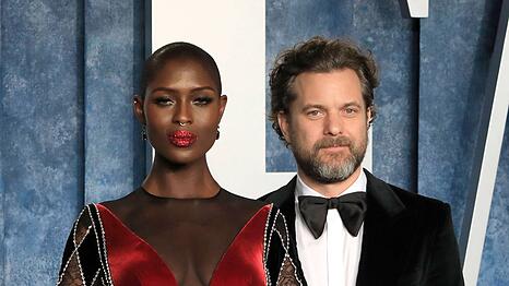 Jodie Turner-Smith und Joshua Jackson gemeinsam auf dem roten Teppich.