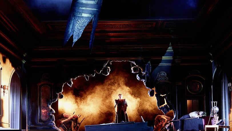 Monika J&auml;gerov&aacute; und der Chor des G&auml;rtnerplatztheaters im letzten Akt von &bdquo;F&uuml;rst Igor&ldquo;.