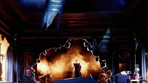 Monika J&auml;gerov&aacute; und der Chor des G&auml;rtnerplatztheaters im letzten Akt von &bdquo;F&uuml;rst Igor&ldquo;.