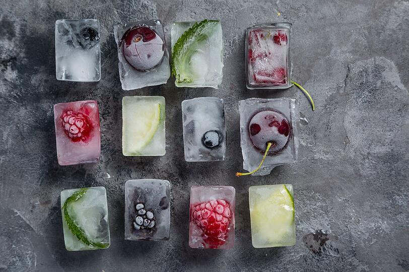 Nicht nur als Infused Water, sondern auch f&uuml;r Eisw&uuml;rfel eignen sich &uuml;berreife Fr&uuml;chte. Daf&uuml;r k&ouml;nnen Beeren, Kirschen, Apfelst&uuml;ckchen oder auch frische Kr&auml;uter mit Wasser einzeln in Eisw&uuml;rfelbeh&auml;lter eingefroren werden. Die bunten Fr&uuml;chte-Eisw&uuml;rfel verleihen den Getr&auml;nken nicht nur ein dekoratives Element, sondern bereichern Drinks zudem mit unterschiedlichen Geschmacksnuancen.