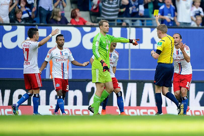 Manuel Neuer sah nach seinem absichtlichen Handpiel nur die gelbe Karte.