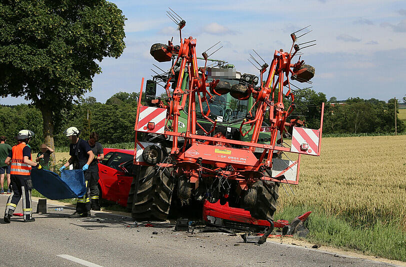 Beim Überholmanöver übersah der Fahrer den Traktor. Es kam zum Zusammenstoß. Die Bilder von der Unfallstelle.