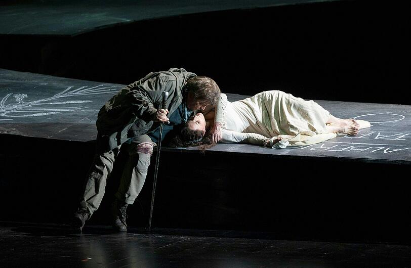 Peter Seiffert als Siegmund und Michaela Kaune als Sieglinde.
