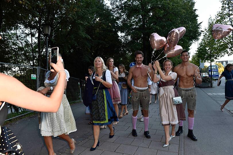 Die Promi-Ladys auf dem Weg zur Wiesn - natürlich alles mit dem Smartphone festgehalten.