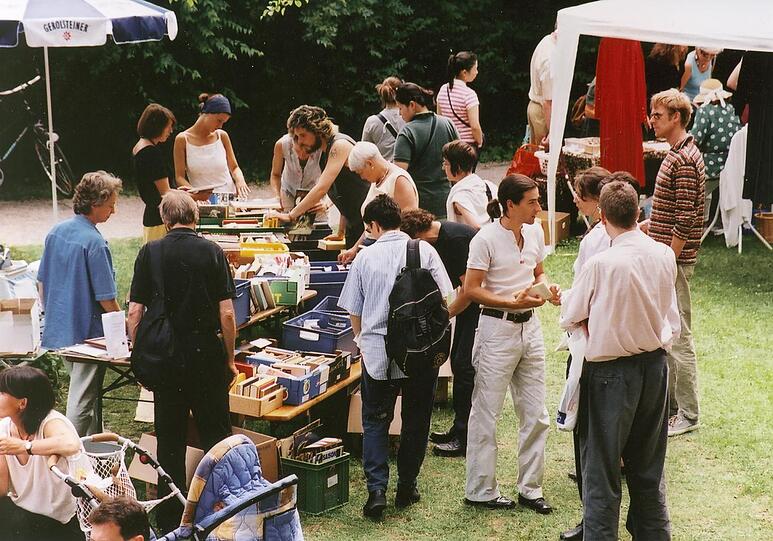 Der Erlös des Flohmarkts in der Seidlvilla wird für soziale Projekte der Nachbarschaft Schwabing verwendet.