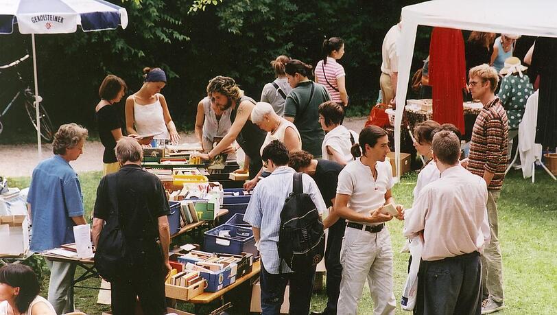 Der Erlös des Flohmarkts in der Seidlvilla wird für soziale Projekte der Nachbarschaft Schwabing verwendet. Der Erlös des Flohmarkts in der Seidlvilla wird für soziale Projekte der Nachbarschaft Schwabing verwendet.