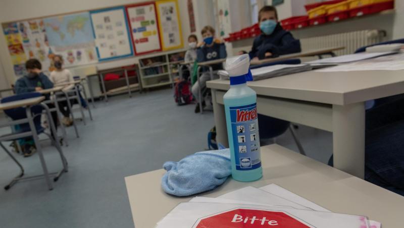 Ein Schild mit der Aufschrift "Bitte sitzen bleiben!" liegt auf einem Tisch im Klassenraum einer vierten Klasse. Foto: Peter Kneffel/dpa Ein Schild mit der Aufschrift "Bitte sitzen bleiben!" liegt auf einem Tisch im Klassenraum einer vierten Klasse. Foto: Peter Kneffel/dpa