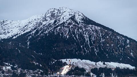 Blick auf Oberstdorf mit der Schattenbergschanze.
