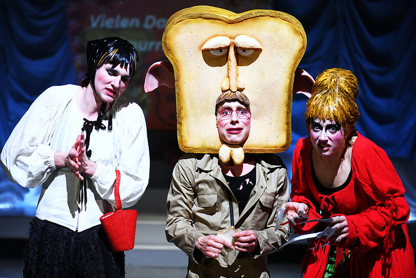 Max Poerting, Julian Gutmann, Henriette Nagel spielen "Hänsel und Gretel".
