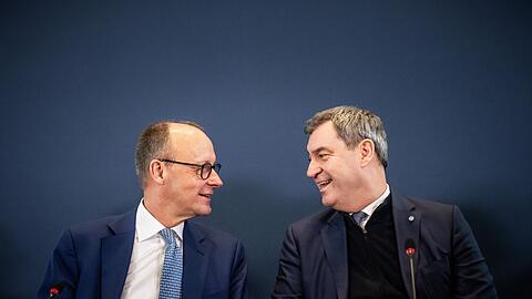 Friedrich Merz (l), CDU-Bundesvorsitzender und Fraktionsvorsitzender der CDU/CSU-Fraktion im Bundestag, sitzt neben Markus Söder, CSU-Parteivorsitzender und Ministerpräsident von Bayern, vor Beginn der gemeinsamen Sitzung der Präsidien von CDU und CSU.