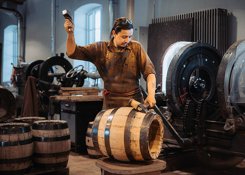 Handarbeit: In der Fassmanufaktur Schmid fertigen Schäffler die Fässer für Augustiner. Handarbeit: In der Fassmanufaktur Schmid fertigen Schäffler die Fässer für Augustiner.