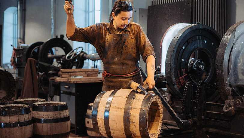 Handarbeit: In der Fassmanufaktur Schmid fertigen Schäffler die Fässer für Augustiner. Handarbeit: In der Fassmanufaktur Schmid fertigen Schäffler die Fässer für Augustiner.