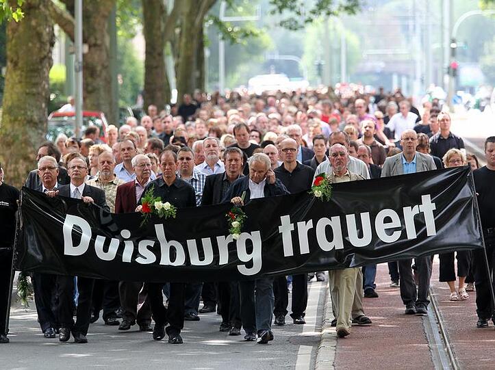 Bei der Loveparade in Duisburg am 24. Juli 2010 starben 21 Menschen im tödlichen Gedränge. Bilder von der Katastrophe.