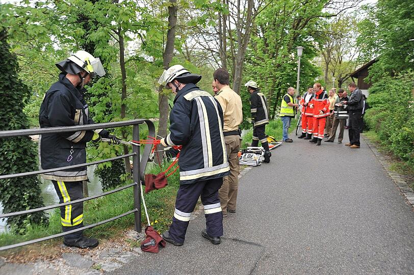 Die Feuerwehr zog die Männer aus dem Wasser, dann kümmerte sich das Rote Kreuz um die Männer.