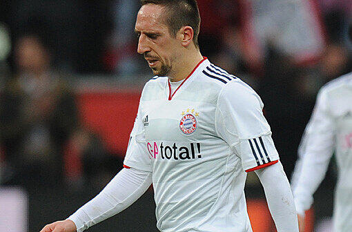 FRANCK RIBERY:
Durfte sich zunächst schonen. Beim Stand von 0:0 brachte ihn Heynckes (57.) dann doch. Mit viel Elan. Verpasste das 1:0 als er völlig frei Schäfer anschoss. Egal - den Nachschuss verwandelte ja Robben. 
Note 3