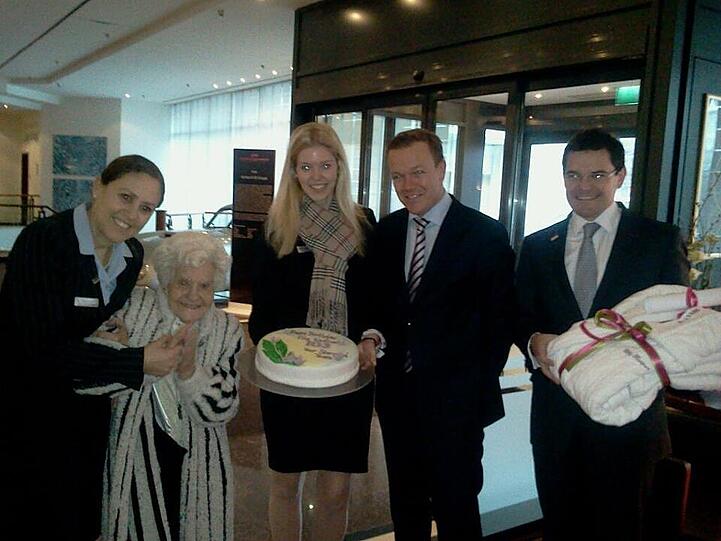 Oma Ella mit Geburtstagstorte im Westin Grand. Ohne Kerzen - sie hätten sowieso nicht alle Platz gehabt.