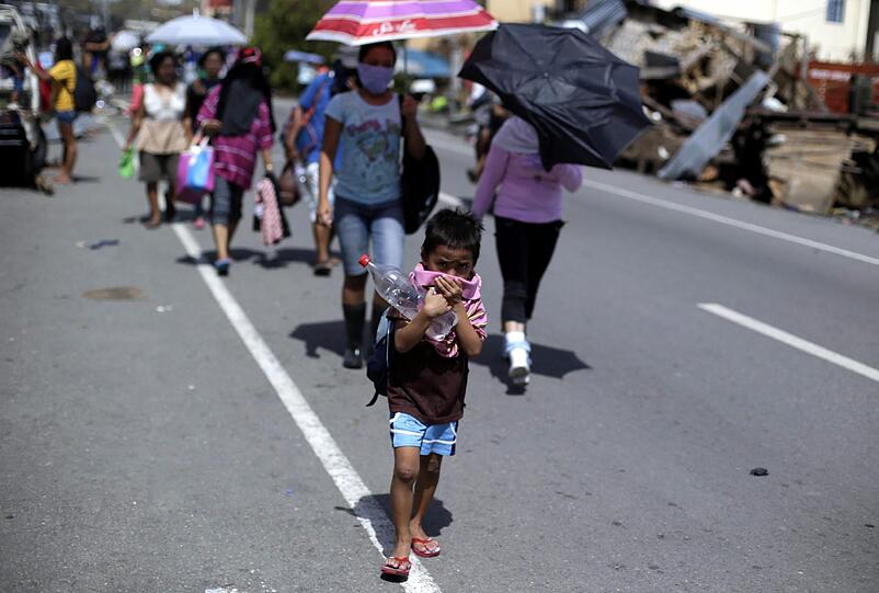 Die Menschen auf den Philippinen stehen vor dem Nichts. Und die Schreckensnachrichten von neuen Stürmen hören nicht auf. Plünderungen sind an der Tagesordnung. Die Menschen kämpfen ums pure Überleben - und gegen Plünderungen.