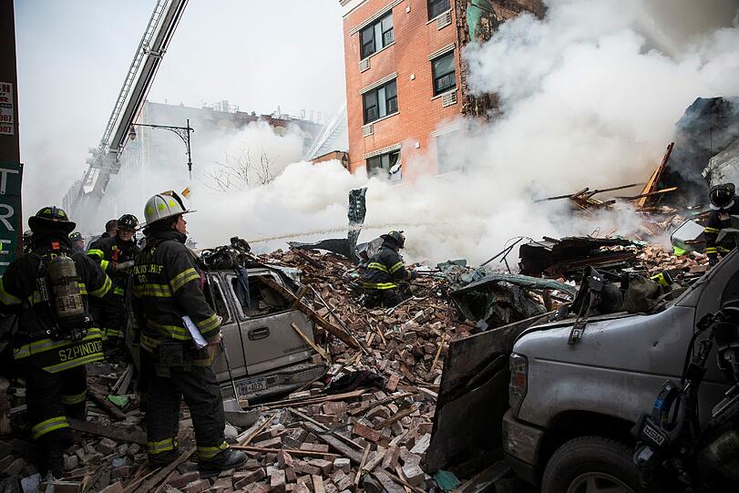 Auf Fernsehbildern war zu
sehen, wie dichte Rauchwolken über den Ruinen aufstiegen. Die Feuerwehr
kämpfte mit mehreren Kranwagen gegen die Flammen an.