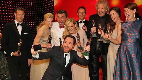 Selfie-Alarm! Bully knipst (v. l.) Larissa Marolt, Hans Sigl, Helene Fischer, Ernst Hausleitner, Thomas Gottschalk, Miriam Stein, Adele Neuhauser und Guido Maria Kretschmer. Wer noch dabei war, sehen sie hier.