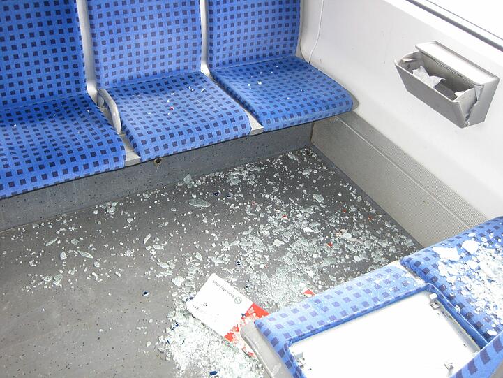 Auch im Innenraum entstanden Schäden durch den Auffahrunfall.