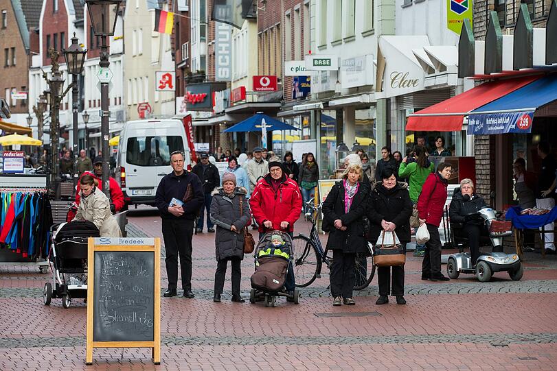 Die Menschen in Haltern trauern um die 16 Schüler und zwei Lehrer, die bei dem Germanwings-Absturz ums Leben gekommen sind
