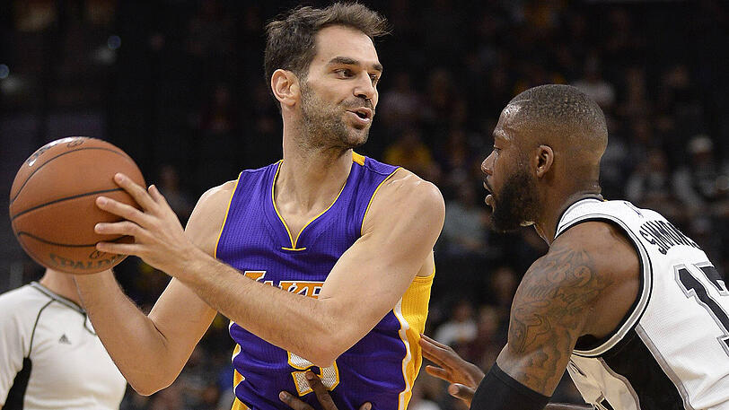 Lakers-Guard Jose Calderon im Duell mit Spurs-Forward Jonathon Simmons.