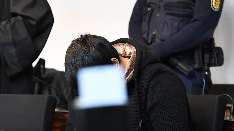 Der wegen Mordes angeklagte Hussein K. sitzt im Landgericht. Im Prozess um Vergewaltigung und Ermordung einer 19-jährigen Studentin in Freiburg ist der Flüchtling Hussein K. zur Höchststrafe verurteilt worden.