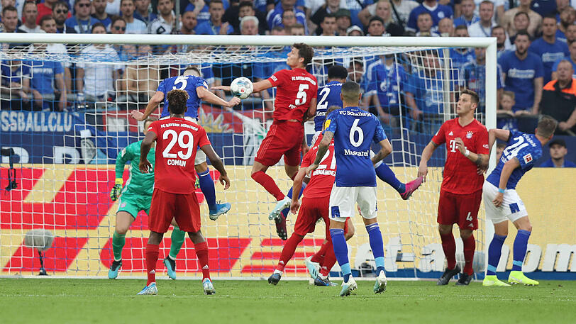 Benjamin Pavard (m.) blockt den Ball mit der Hand - hier hätte es laut Fröhlich theoretisch auch Strafstoß geben können.