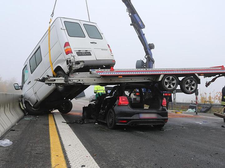 Während der Rettungsarbeiten war die A7 zwischen den Ausfahrten Marktbreit und Kitzingen in Richtung Norden zeitweise gesperrt.