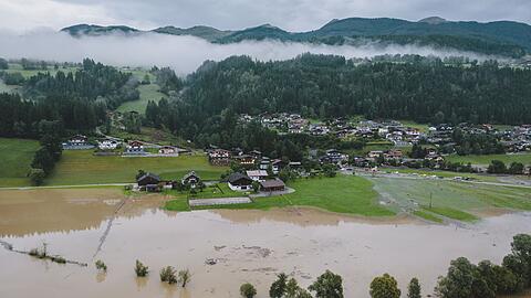 Der Ort Hollersbach steht nach dem Unwetter unter Wasser.