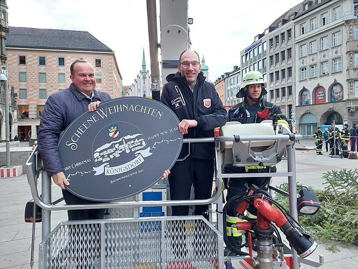 Schaute sich den aufgestellten Christbaum mit Einsatzleiter Markus Kühndel (r.) auch in luftiger Höhe von der Hubrettungsbühne aus an: Königsdorfs Erster Bürgermeister Rainer Kopnicky. Mit dabei: Wirtschaftsreferent Clemens Baumgärtner.