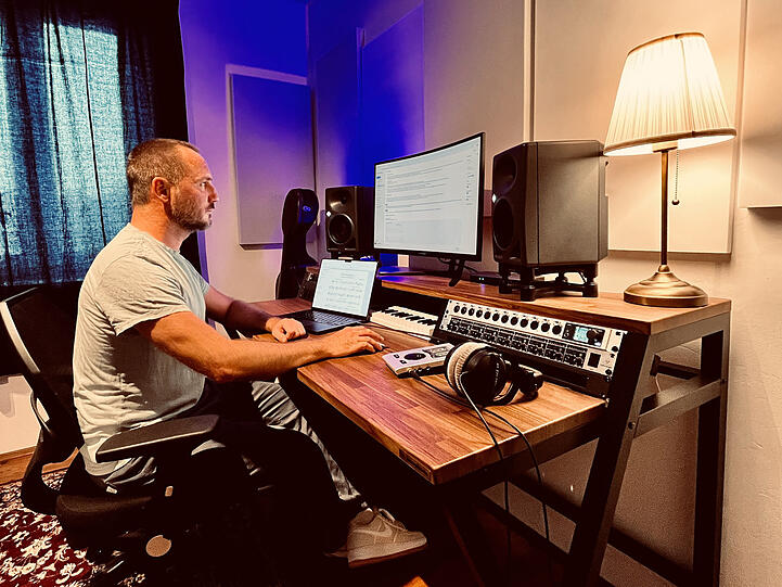 Der Komponist Jakob Haas im Studio.