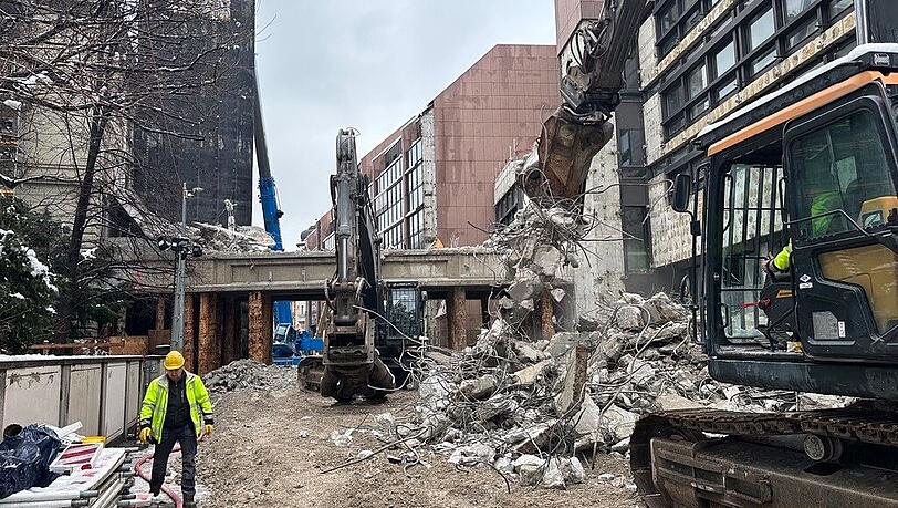 Der gro&szlig;e Abriss: Seit den 70ern gab es die Spannbetonbr&uuml;cke f&uuml;r Mitarbeiter der Versicherungskammer. Sie f&uuml;hrte &uuml;ber die Sternstra&szlig;e im Lehel.