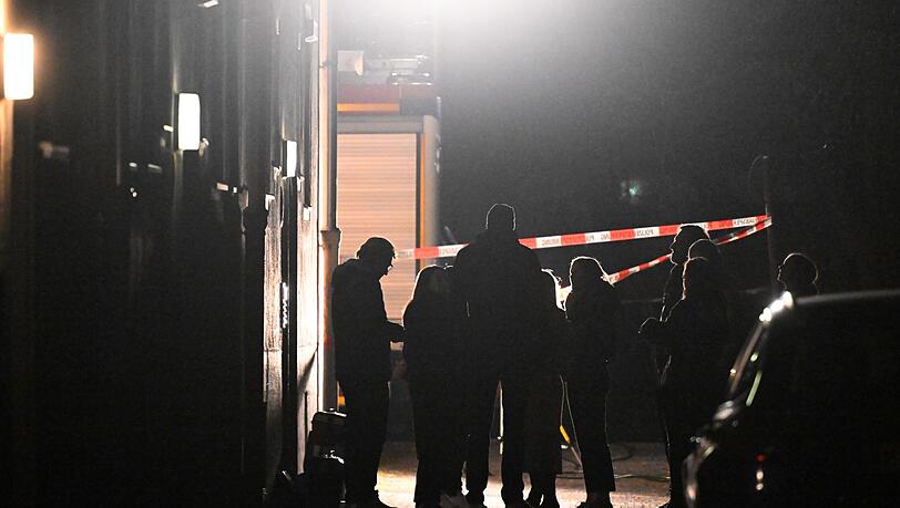 Polizeibeamte, Kriminalpolizei, Spurensicherung und Staatsanwaltschaft stehen vor einem Haus, in dem eine Frau tot aufgefunden worden war. Polizeibeamte, Kriminalpolizei, Spurensicherung und Staatsanwaltschaft stehen vor einem Haus, in dem eine Frau tot aufgefunden worden war.