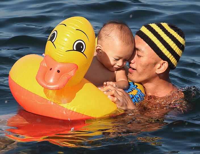 Trotz der Wasserverschmutzung und den Gesundheitsrisiken schwimmen die Philippinos im Meer.