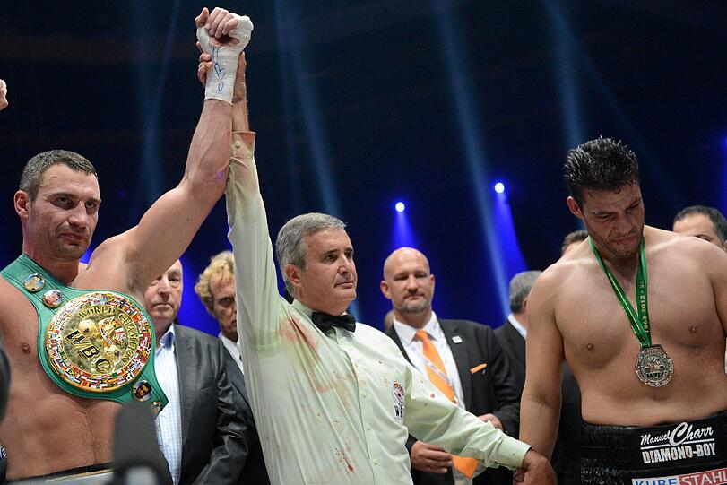 Genug Blut-Boxen: Der Ringrichter reißt Klitschkos Arm in die Höhe - der Meister siegt erneut.