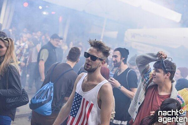 Unter dem Motto IHR WOLLT ES NICHT ANDERS - feierte der Rave Autonimca sein letztes große Open-Air des Jahres, in der Storchenburg, am Ostbahnhof. Mehr Bilder unter: www.nachtagenten.de