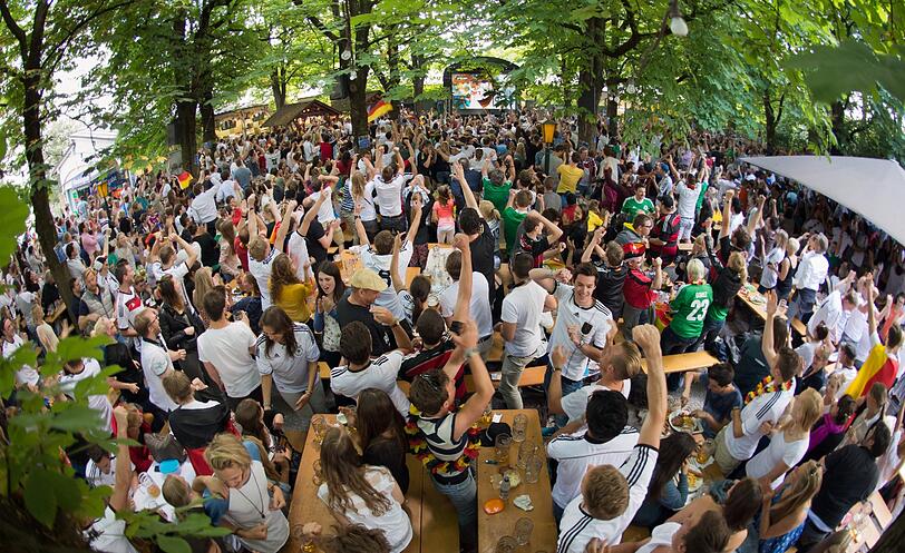 Torjubel unter Kastanien: Fußballfans feiern die deutsche Nationalmannschaft im Biergarten.
