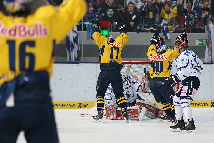 Der EHC Red Bull München feiert seinen 2:1-Sieg nach Penaltyschießen über Iserlohn.