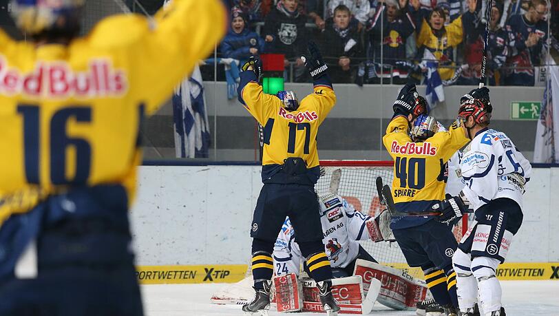 Der EHC Red Bull München feiert seinen 2:1-Sieg nach Penaltyschießen über Iserlohn. Der EHC Red Bull München feiert seinen 2:1-Sieg nach Penaltyschießen über Iserlohn.
