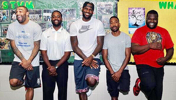 Freunde und Teamkollegen in der Highschool: (v.l.) Romeo Travis, Willie McGee, LeBron James, Dru Joyce, Sian Cotton. Freunde und Teamkollegen in der Highschool: (v.l.) Romeo Travis, Willie McGee, LeBron James, Dru Joyce, Sian Cotton.