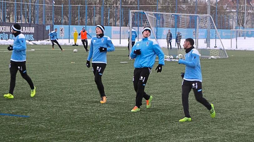 Testen am Mittwoch (19.30) an der Grünwalder Straße gegen den SV Wörgl: Die Löwen-Profis, hier beim Training am Montag.