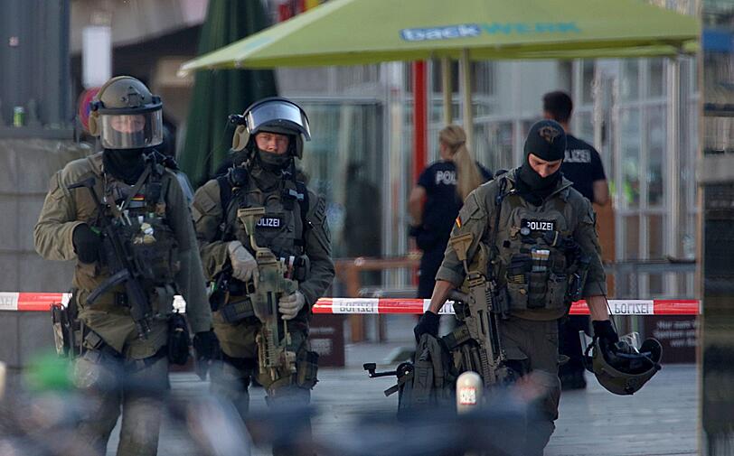 Ein Spezialeinsatzkommando stürmte die Apotheke, verletzte den Geiselnehmer durch Schüsse schwer und befreite die Geisel, die leichte Verletzungen erlitt. Eine weitere Person im Schnellrestaurant erlitt einen Schock.