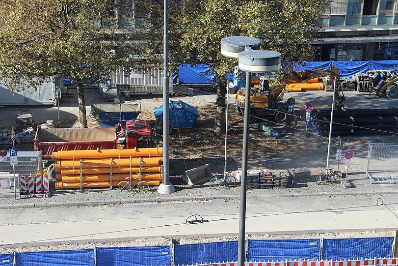 Erste Baugruben sind am Vorplatz des Münchner Hauptbahnhofs zu sehen