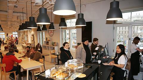 Im ersten Stock des Hugendubel ist ein Café zum Kaffee trinken und Bücher lesen.