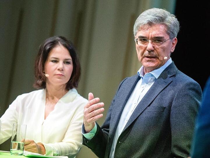 Annalena Baerbock (l) und Joe Kaeser. Foto: Christophe Gateau/dpa