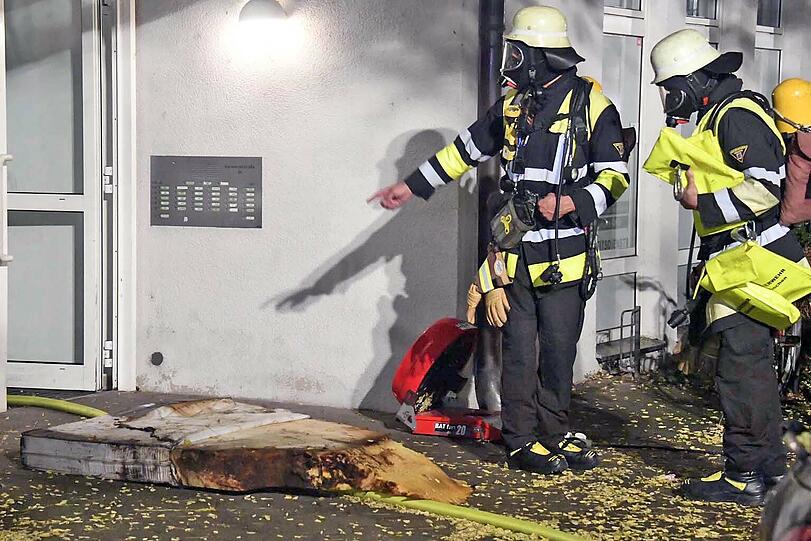 Der Kellerbrand in der Karwendelstraße hielt die Feuerwehr stundenlang in Atem. Bilder vom Einsatz am Samstagabend.