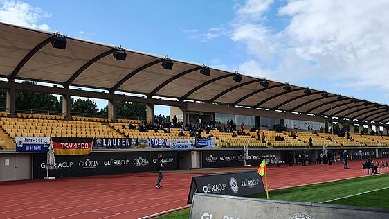 Die Löwen können sich auch in Belek auf die Unterstützung ihrer treuen Fans verlassen. Auf der Tribüne hat die AZ übrigens drei Spione von Türkgücü München entdeckt: Trainer Andreas Heraf, Geschäftsführer Max Kothny und den sportlichen Leiter Roman Plesche.